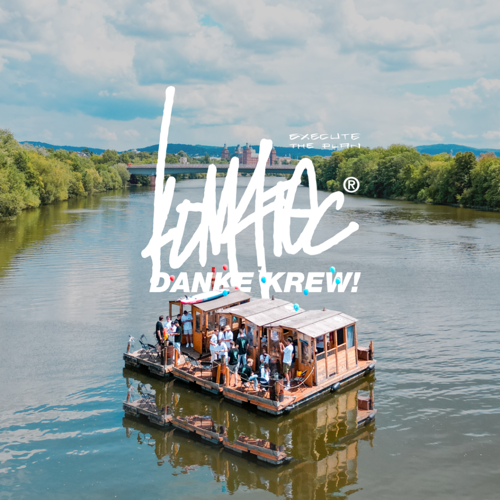 KOM4TEC Summerfest Schriftzug. Floßfahrt bei Mainfloss mit dem Aschaffenburger Schloss im Hintergrund